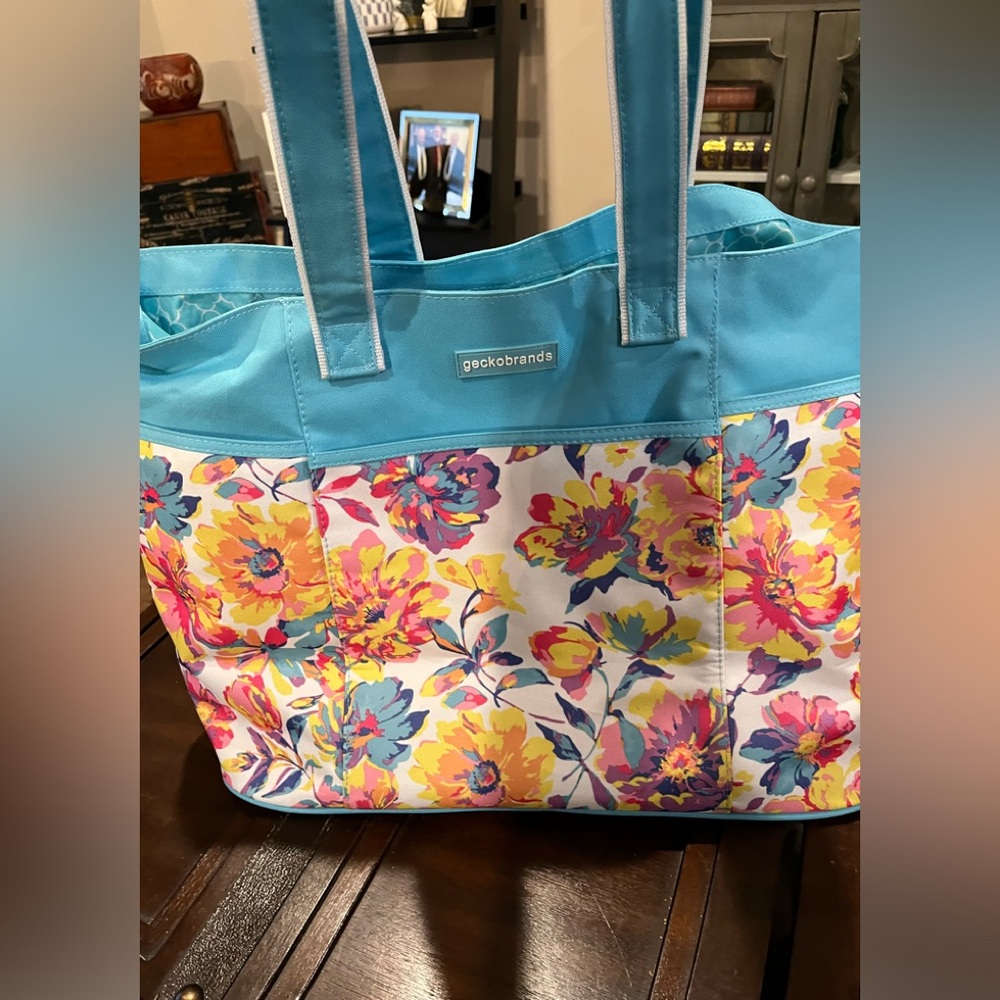 Geckobrands Gecko oversized beach bag Floral design lots of pockets too cute!